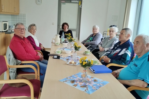 Menschen an einem Tisch