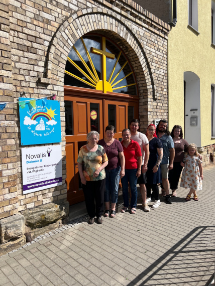 Menschen vor dem Kindergarten